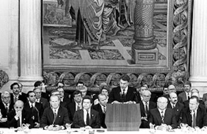 Madrid fue el escenario de la primera Conferencia multilateral sobre Oriente Próximo, con la que se inauguró el proceso de paz. En la imagen, de octubre de 1991, el entonces presidente del Gobierno Felipe González se dirige a los asistentes a la cumbre, en la que se establecieron las bases para futuras negociaciones. (EFE)