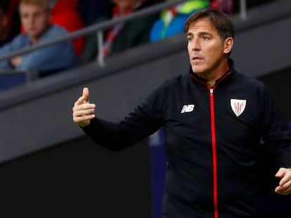 Eduardo Berizzo dirige al Athletic, su exequipo, el pasado noviembre ante el Atlético en el Metropolitano.