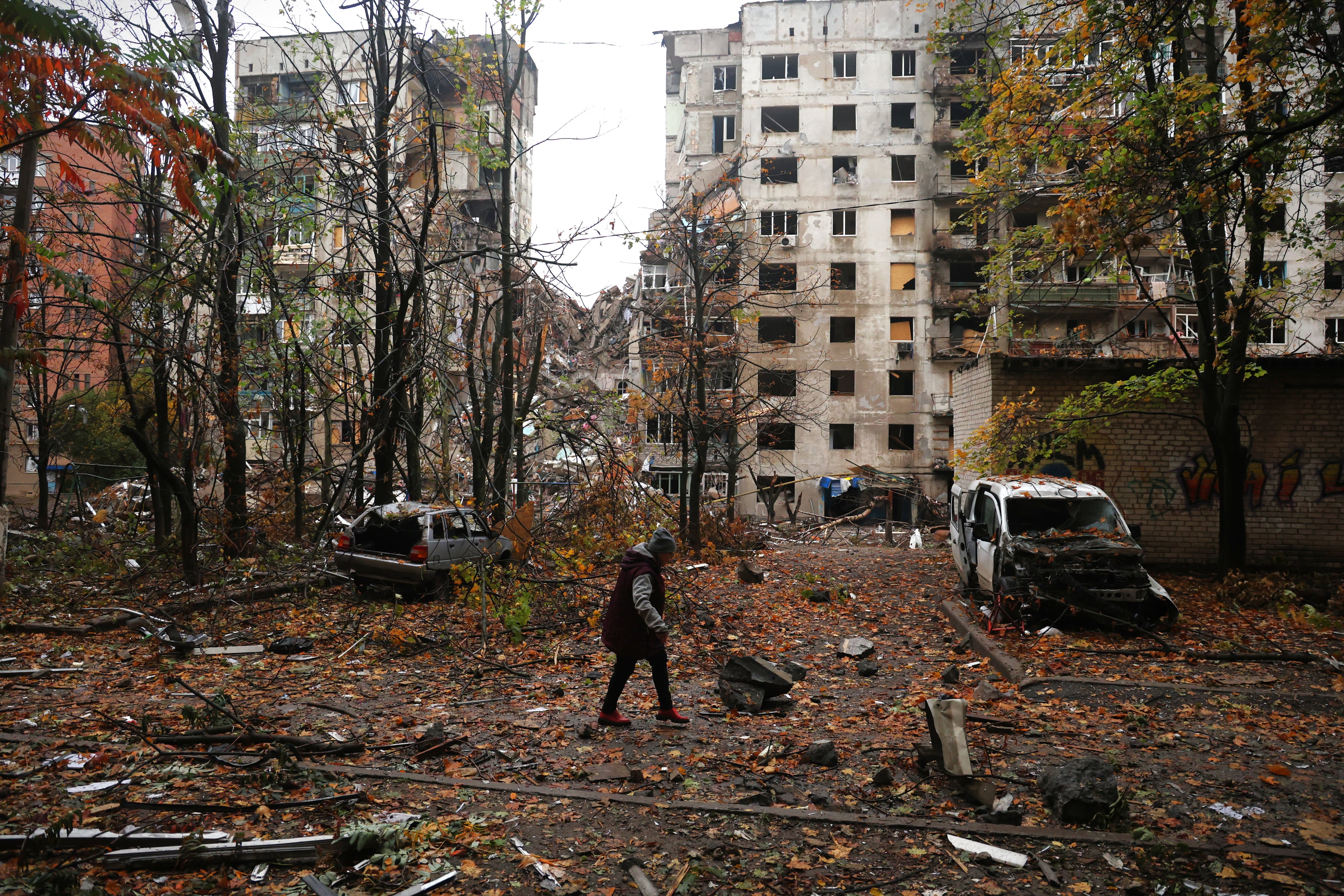 Una mujer delante de un edificio partido en dos por un bombardeo ruso, el pasado jueves en Kramatorsk.