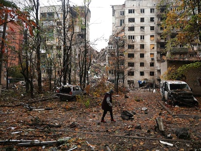 Una mujer fotografiada el jueves delante de un edificio partido en dos por una bomba rusa esta semana en Kramatorsk.