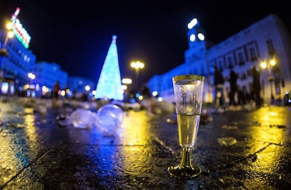 Restos de las celebraciones de fin de año en la madrileña Puerta del Sol, el pasado día 1 de enero.