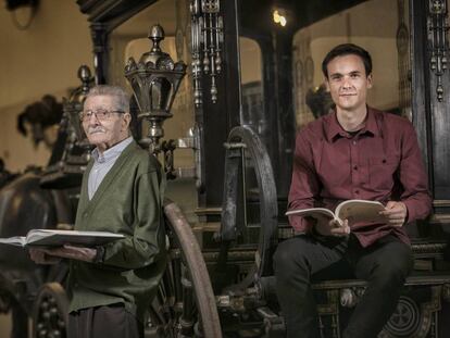 Manuel Hern&aacute;ndez (izquierda) y Adri&agrave; Terol, sentados en una de las carrozas funerarias de Montju&iuml;c. 