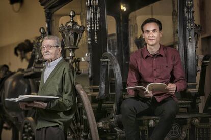 Manuel Hernández (izquierda) y Adrià Terol, sentados en una de las carrozas funerarias de Montjuïc.