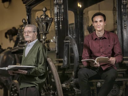 Manuel Hern&aacute;ndez (izquierda) y Adri&agrave; Terol, sentados en una de las carrozas funerarias de Montju&iuml;c. 