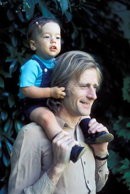 Nino Ferrer y su hijo Pierre en su casa de París en 1975.