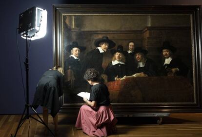 'Los oficiales del gremio de pañeros de Ámsterdam (Los síndicos)'
(1662), de Rembrandt, durante el montaje de la exposición 'Miradas afines' en el Museo del Prado.