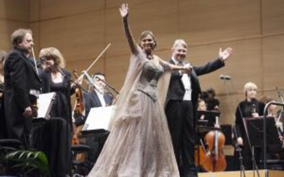 Arteta y Victor Pablo Pérez saludan al público al final del concierto.