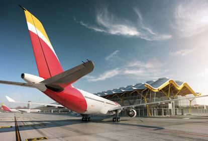 Un avión de Iberia en la T4, el cuartel general de Iberia en Barajas.