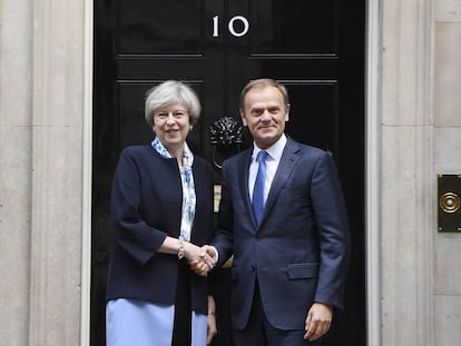 La primera ministra brit&aacute;nica, Theresa May recibe al presidente del Consejo Europeo, Donald Tusk en Londres, Reino Unido. 