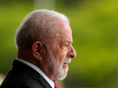 El presidente brasileño, Luiz Inacio Lula da Silva, espera al canciller alemán, Olaf Scholz, en Brasilia, el 30 de enero.
