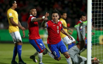 Vargas celebra o primeiro gol do Chile.