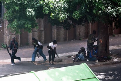 Jóvenes pro-Gbagbo luchan contra fuerzas leales al presidente electo Ouattara en Abiyán.