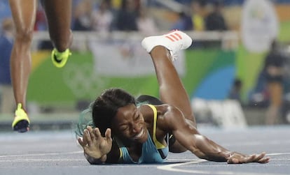 Shaunae Miller no momento do ‘peixinho’.