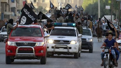Miembros del Estado Islámico desfilan por las calles de Raqa, localidad controlada en el norte de Siria, el pasado 30 de junio.