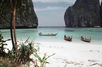 Conforme se acerca el viajero, las islas Phi Phi dejan de ser una apariencia de folleto para ser una aparición. Por donde merodeaba Leonardo DiCaprio, hoy lo hacen miles de turistas asiáticos desplazados en cruceros desde Ko Phi Phi. Nos quedamos con las paredes rocosas recubiertas de verde y las barcas pesqueras. La arena blanca parece dialogar con un mar de Andamán cuajado de peces tropicales de colores. Sueño cumplido.