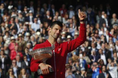 Djokovic sujeta el trofeo de Roland Garros tras ganar la final ante Andy Murray.