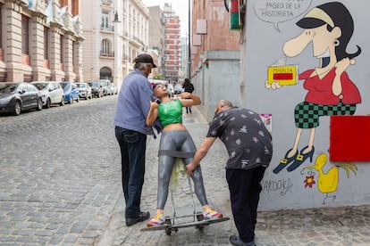 El equipo de Nicolás Miranda transporta una de las esculturas por el barrio de San Telmo.