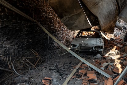 Un coche calcinado en un garaje del municipio de Quintanilla y Congosto, en la provincia de León.
