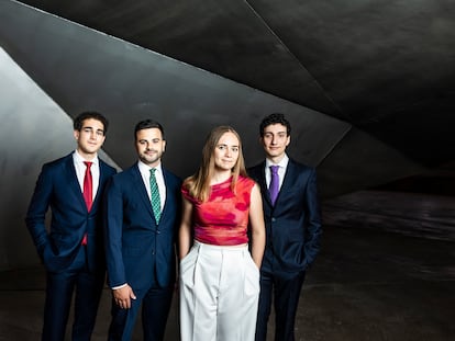 Cuatro alumnos que han sido becados por la Caixa para estudiar un máster de matemáticas en Reino Unido, en el CaixaFórum de Madrid. De izquierda a derecha: Oriol Baeza, Rafael José Fernández-Delgado, Cristina López y Pablo Savina.