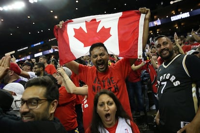 Seguidores de Toronto Raptors, en el Oracle Arena.