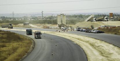 Construcción de un tramo de carretera en la provincia de Sevilla.
