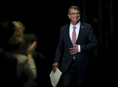 El Secretario de Estado de Defensa, Ashton Carter, durante su visita al centro de investigaci&oacute;n en Moffet Field.