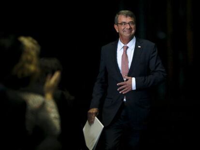 El Secretario de Estado de Defensa, Ashton Carter, durante su visita al centro de investigaci&oacute;n en Moffet Field.