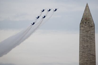 Aviones de la Armada estadounidense sobrevuelan Washington.