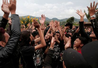 La comunidad reúne a cientos de miembros en las tres ciudades más grandes del país: Yakarta, Surabaya y Bandung. En la imagen, un grupo de seguidores del movimiento celebra un festival punk en Bandung.