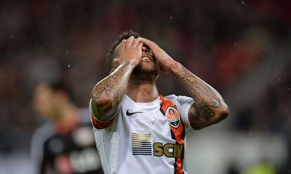 Alex Teixeira se lamenta tras una ocasión desperdiciada.