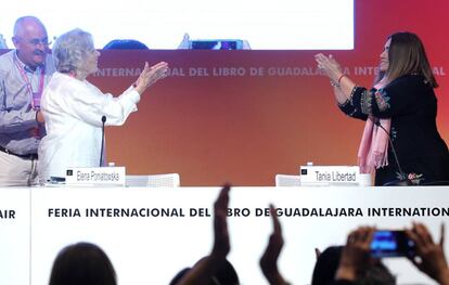 Los escritores Benito Taibo (izquierda) y Elena Poniatowska aplauden a la cantante Tania Libertad (derecha) tras interpretar esta piezas del cancionero preferido de Garc&iacute;a M&aacute;rquez, en la Feria Internacional del Libro, en Guadalajara.