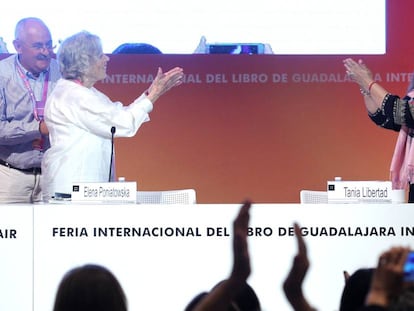 Los escritores Benito Taibo (izquierda) y Elena Poniatowska aplauden a la cantante Tania Libertad (derecha) tras interpretar esta piezas del cancionero preferido de Garc&iacute;a M&aacute;rquez, en la Feria Internacional del Libro, en Guadalajara.