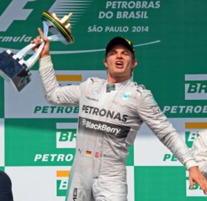 Rosberg celebra su victoria en el podio.
