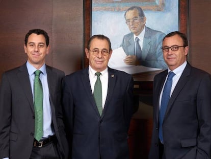 Víctor Grifols Déu (izquierda, consejero delegado), Víctor Grifols Roura (centro, presidente) y Raimon Grifols Roura (derecha, consejero delegado), en una imagen de archivo. 