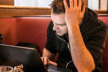 Max Schrems en el café vienés donde suele trabajar.