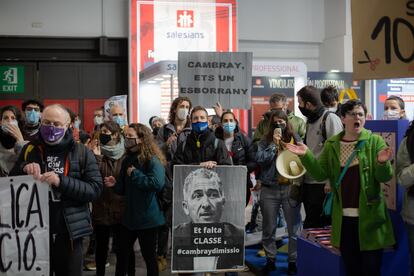 Protesta de profesores contra el consejero Josep Gonzàlez-Cambray en el Saló de l'Ensenyament.