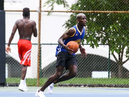 Pogba juega al baloncesto en Miami.