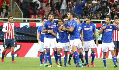 Los jugadores de Cruz Azul celebran el segundo gol. 