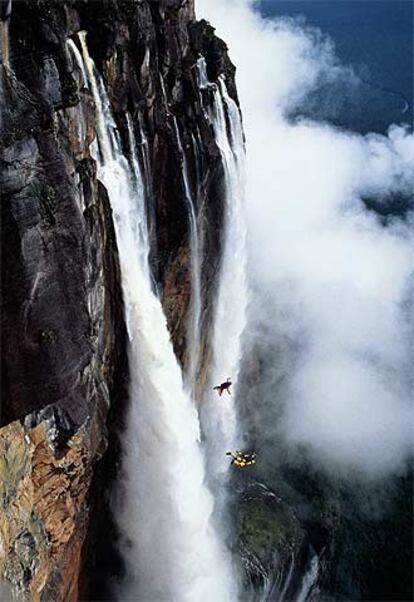 Dos deportistas de salto base (una modalidad de paracaidismo) en el Salto del Ángel (o Salto Ángel), sobre el río Churún.