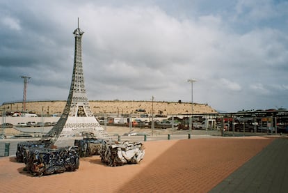 Una pequeña Torre Eiffel al lado de un aparcamiento. Solo en Murcia podía suceder.