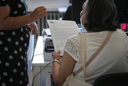 María recibe el formulario que tiene que completar para formalizar la donación de su cuerpo cuando fallezca, una decisión que tomó hace 11 años.