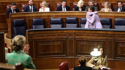 Irene Montero y Ione Belarra se abrazaban el jueves en el Congreso tras la intervención de la ministra de Igualdad durante el pleno.