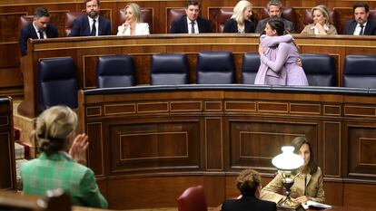 Irene Montero y Ione Belarra se abrazaban el jueves en el Congreso tras la intervención de la ministra de Igualdad durante el pleno.