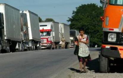 La paralización del transporte de carga la iniciaron hace casi una semana los transportistas costarricenses en demanda de atención a sus quejas contra el Servicio Nacional de Fronteras (Senafront) de Panamá, al que acusa de detener los vehículos de su país por horas y exigirles el pago de multas antes de devolverles sus llaves. EFE/Archivo