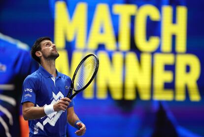 Djokovic observa el marcador del O2 durante el partido contra Schwartzman.