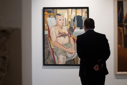 Un hombre mira la pintura 'Personaje sentado (2013), de Pepe Carretero, en el Museo de Arte Realista Español Contemporáneo, de Almería.