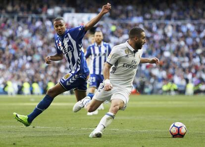 Carvajal disputa un balón con el delantero brasileño del Deportivo Alavés Deyverson Silva.