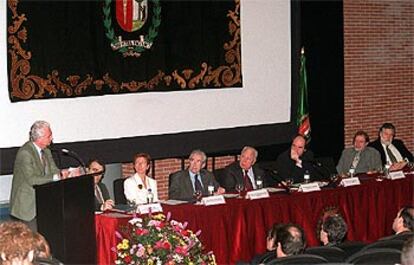 Daniel Gavela inaugura el curso de la Escuela de Periodismo UAM-EL PAÍS ante Cayetano López, Alicia Caballero, Jesús de la Serna, Jesús de Polanco, Ángel Gabilondo, Juan Luis Cebrián y Joaquín Estefanía.