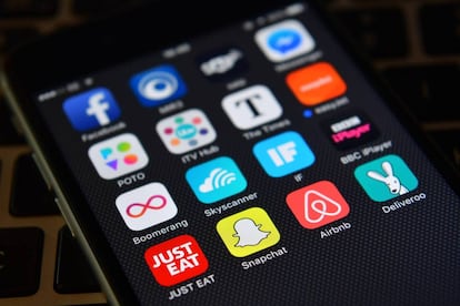Un 'smartphone' con varias aplicaciones.
