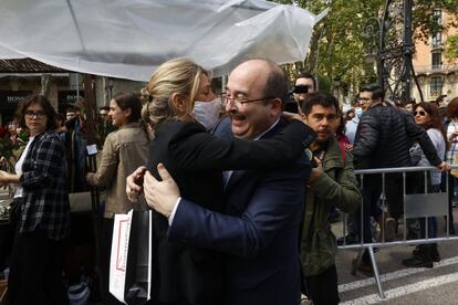 El ministro de Cultura y Deportes, Miquel Iceta, saluda a la vicepresidenta segunda y ministra de Trabajo y Economía Social, Yolanda Díaz, tras encontrarse en el Paseo de Gràcia.